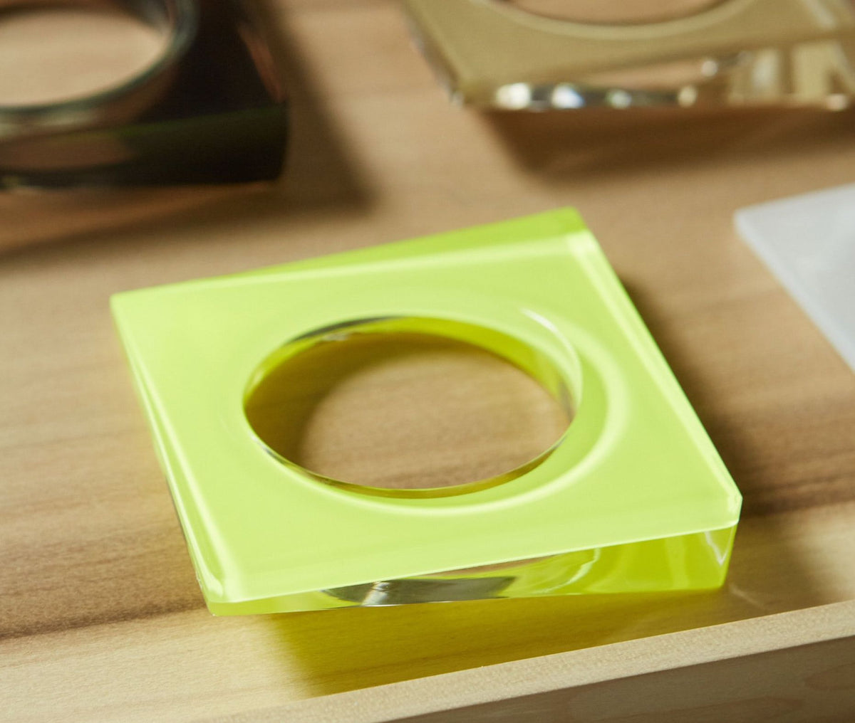 THEA NEON MITTSU thea-neon-mittsu